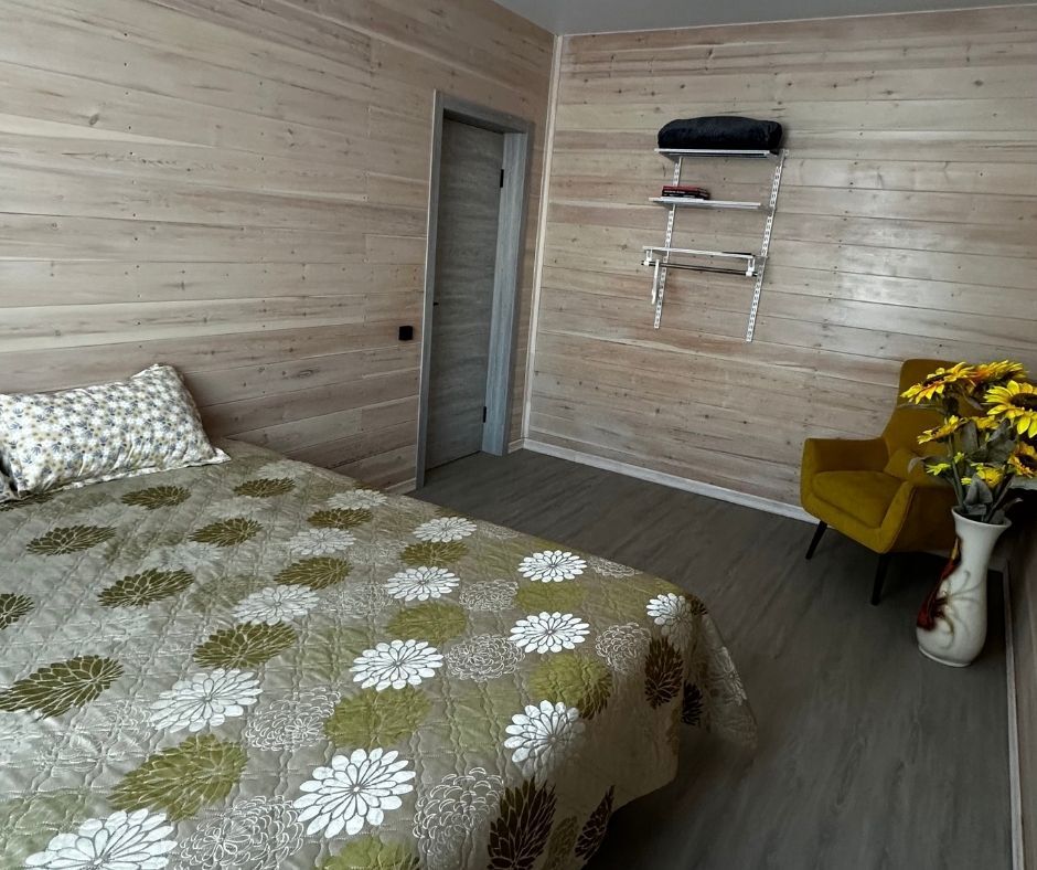 Коттедж Family 130 м² с русской баней до 8 гостей, Коттеджи ЁLKI в Марусино: спальня с креслом