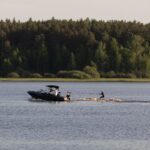Территория отдыха Берег в Верхней Сысерти, общий вид: водохранилище и катер