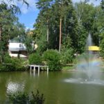 Беседки загородного отеля Регина в Петровском, общий вид: фонтан на озере