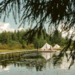 Глэмпинг Sky Wood Hills на озере Капитоновское, общий вид: шатры на берегу озера