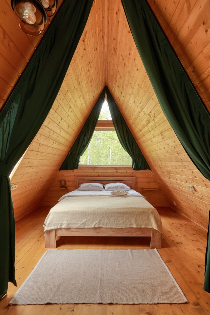 Большой A-frame дом 90 м² с двумя спальнями и проектором до 4 гостей: спальня на мансарде