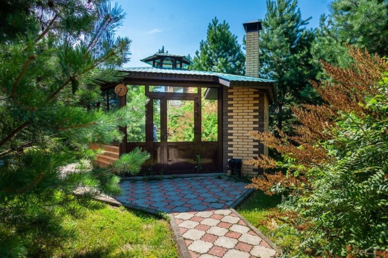 Малая закрытая беседка с кирпичной печью-мангалом до 10 человек