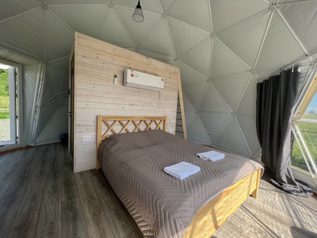 Купол с панорамным окном и террасой, 4 одинаковых купола до 3 гостей: кровать у окна