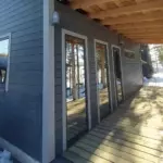 Глэмпинг Dream House in Karelia на Ладоге, общий вид: терраса бани на берегу