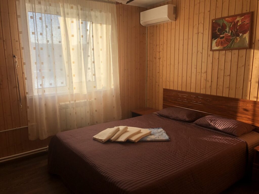 Срубовый «Домик на Волге» с верандой и сауной до 8 гостей: спальня с двуспальной кроватью