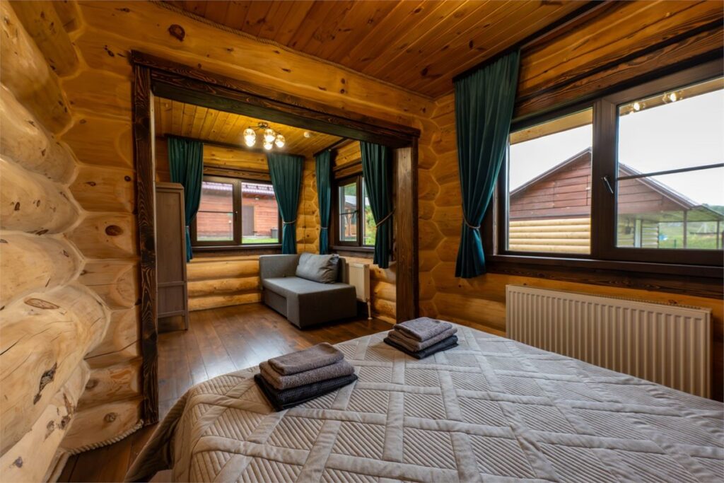 Бревенчатое «Шале Кедровый» 70 м² с камином до 6 гостей: кровать у окна