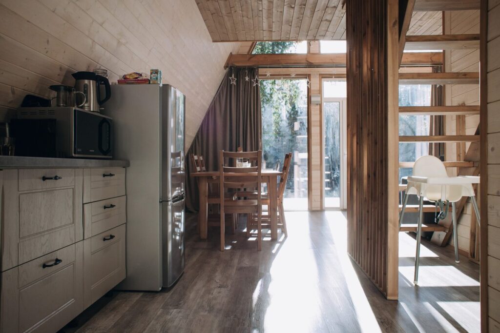 A-frame Skylight №4 с чаном у террасы до 6 гостей, Парк-отель «Дача» в Верхнем Дуброво: кухня и обеденная зона