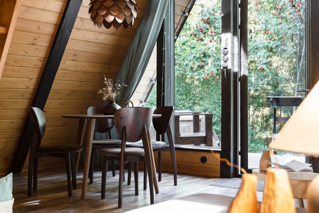 Треугольный A-frame 45 м² с купелью и гриль-очагом, четыре одинаковых, до 4 гостей: обеденная зона