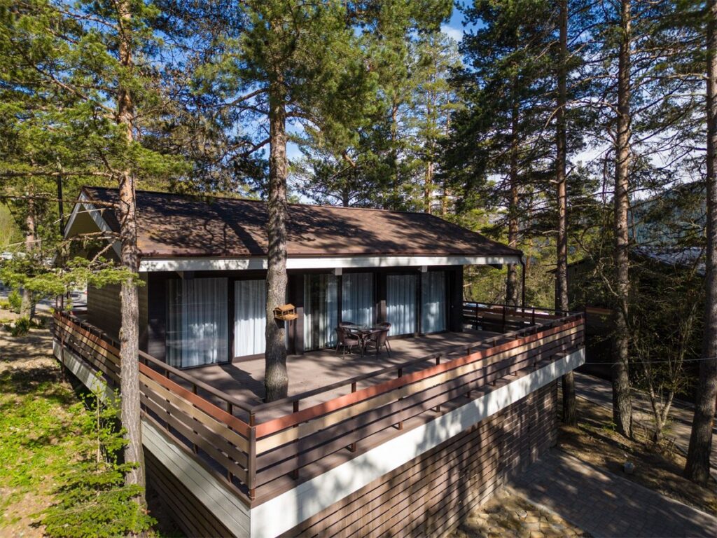 Вилла Deluxe с террасой 90 м² и видом на горы до 4 гостей: вилла с террасой в лесу