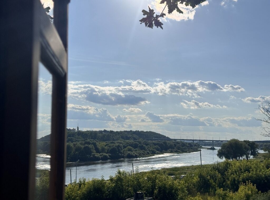 Стеклянная тёплая беседка-вигвам «Чум» до 10 человек, River Club на берегу Оки в Калуге: вид на Оку