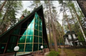 Двухэтажный зелёный A-frame с панорамным остеклением до 4 гостей