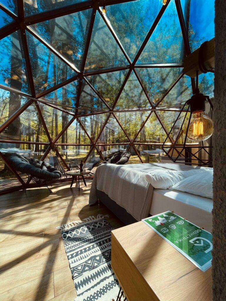 Стеклянный купол SFERA 360 с печью-камином до 4 гостей: кровать под стеклянной крышей