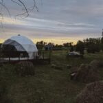 Глэмпинг Вместо моря в Белозёрках, общий вид: купол у поля
