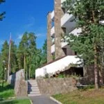 Загородный отель Калевала на Укшозере, общий вид: корпус и сосны