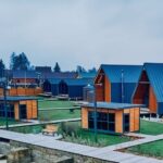 База отдыха Volga Spa Village на Волге, общий вид: дома на берегу сверху