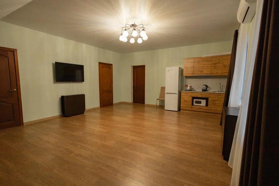 Коттедж «Молодёжка-1» 200 м² до 15 гостей: гостиная с кухней