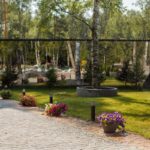 Парк-отель PolyanaVerde в Морозово, общий вид: корпус и газон
