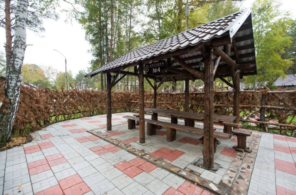 15 открытых беседок в берёзовой роще для компаний до 100 человек: беседка в плетёном дворике