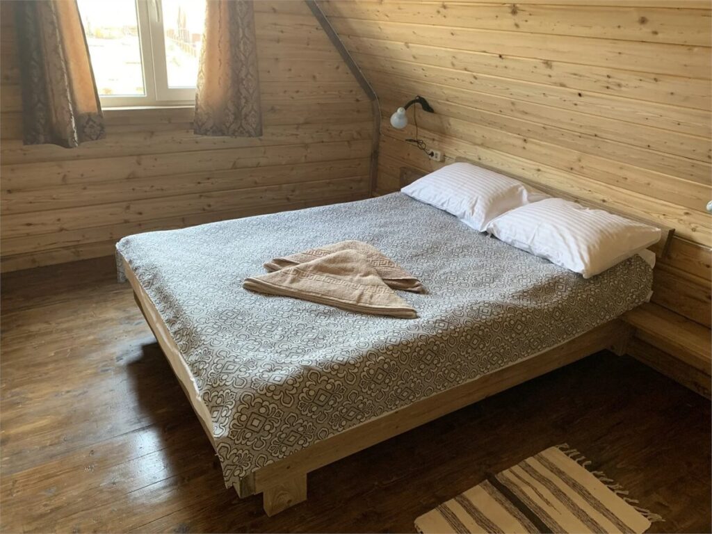 Двухэтажный дом 120 м² с тремя спальнями и верандой до 9 гостей: спальня с двуспальной кроватью