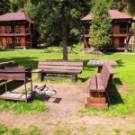 База отдыха Усадьба в горах в Артыбаше, общий вид: дома и костровое место