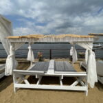 Пляж Улетай на Пироговском водохранилище, общий вид: навес-кровать у воды