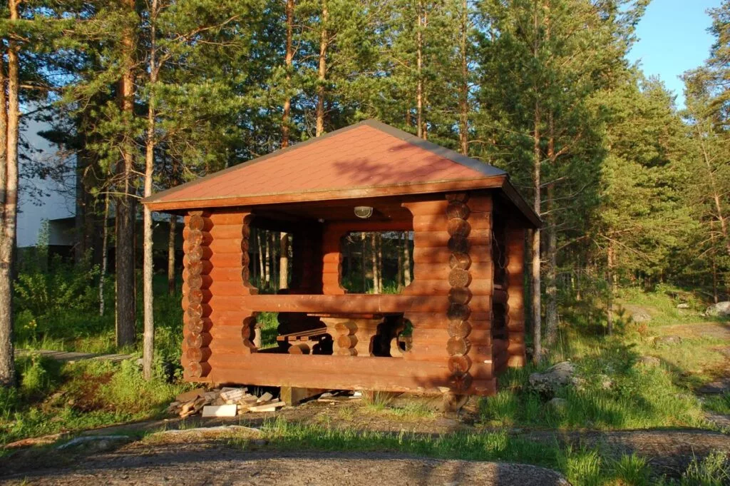 4 одинаковые открытые беседки у Укшозера до 10 человек: срубовая беседка среди сосен