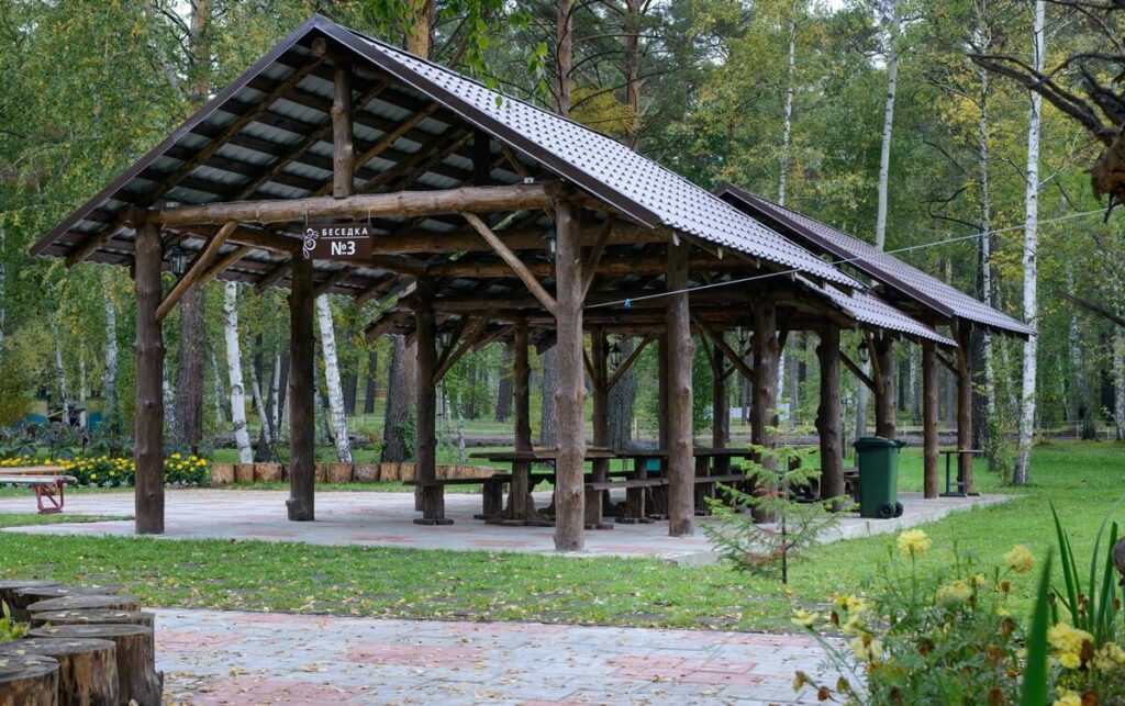 15 открытых беседок в берёзовой роще для компаний до 100 человек: беседка под двускатной крышей