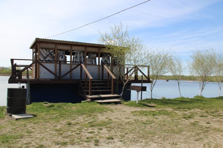 Беседка на плавучем понтоне с освещением и водой до 20 гостей