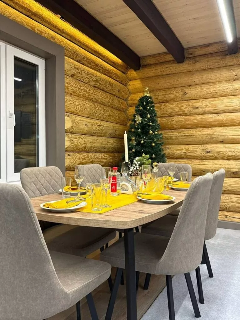 Двухэтажный коттедж Amour House до 8 гостей: обеденная зона