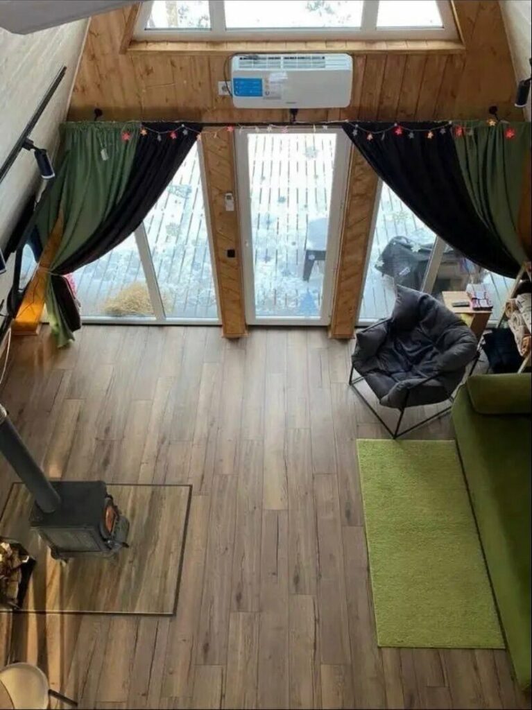 A-frame дом с сауной и печью-камином до 4 гостей, таких дома два: гостиная с печью и диваном