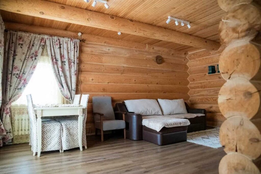 Два дома «Люкс» из сосны-кругляка 58 м² до 4 гостей: гостиная с диваном