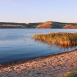 Глэмпинг Бушидо парк на Карабашском водохранилище, общий вид: берег водохранилища на закате