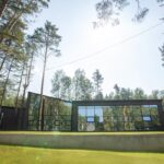 Парк-отель PolyanaVerde в Морозово, общий вид: территория в лесу с высоты