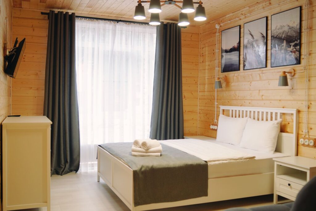 Вилла 1 в скандинавском стиле 160 м² до 18 гостей, Эко-отель «Райский уголок» в Архызе: спальня