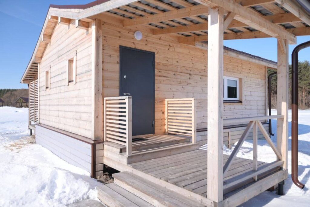 Дом-дача «Незабудки» с видом на лес до 4 гостей, Дачи Цветково Вилладж у Белоомута: вход и терраса