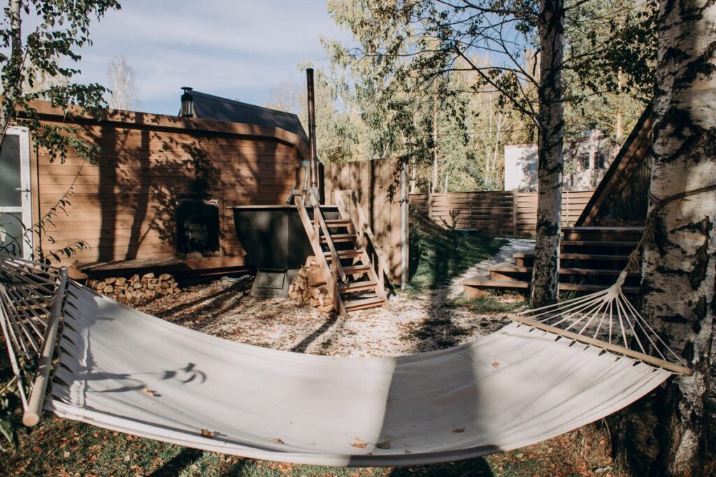 Малый A-frame Sun №2 с качелью и чаном до 4 гостей, Парк-отель «Дача» в Верхнем Дуброво: гамак между берёзами