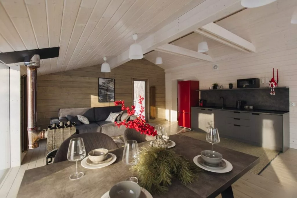 Дом WOOD HOUSE 43 м² с камином и просторной гостиной до 4 гостей: кухня и обеденный стол