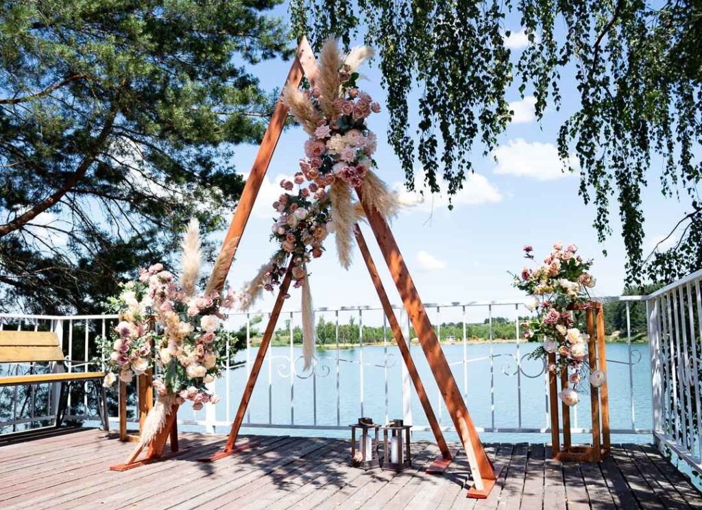 Павильоны «Кукушка» и «Сцена» для праздника до 50 гостей: свадебная арка у озера