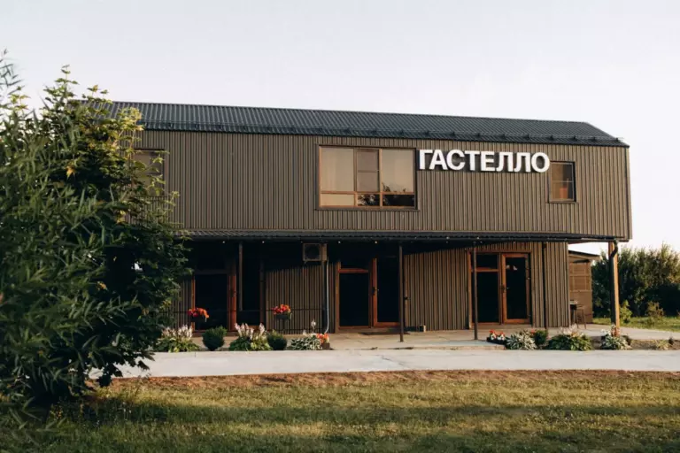Коттедж-барнхаус «Гастелло» с семью спальнями, до 20 гостей