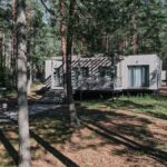 Загородный клуб KORBI, общий вид: ряд домов в лесу