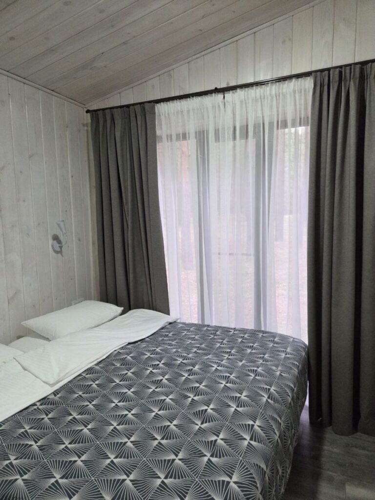 Барнхаус глэмпинга «Шишки» 47 м² до 4 гостей, База отдыха «Сосновый бор»: спальня