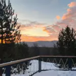 Экопарк Маламут Ленд у Прибрежного, общий вид: закат над горами