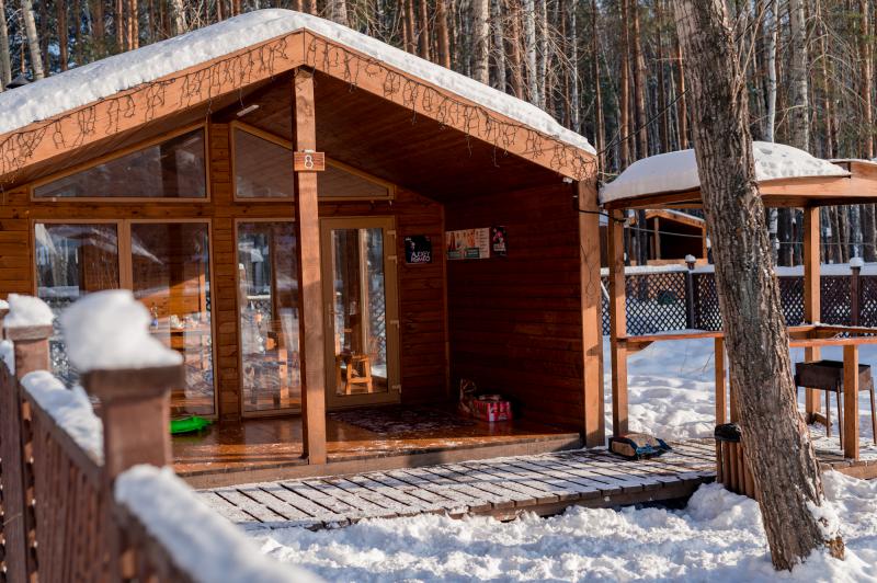 VIP-беседки с термо-печью и панорамными окнами до 20 человек, Парк Победы на Уралмаше: беседка с крыльцом