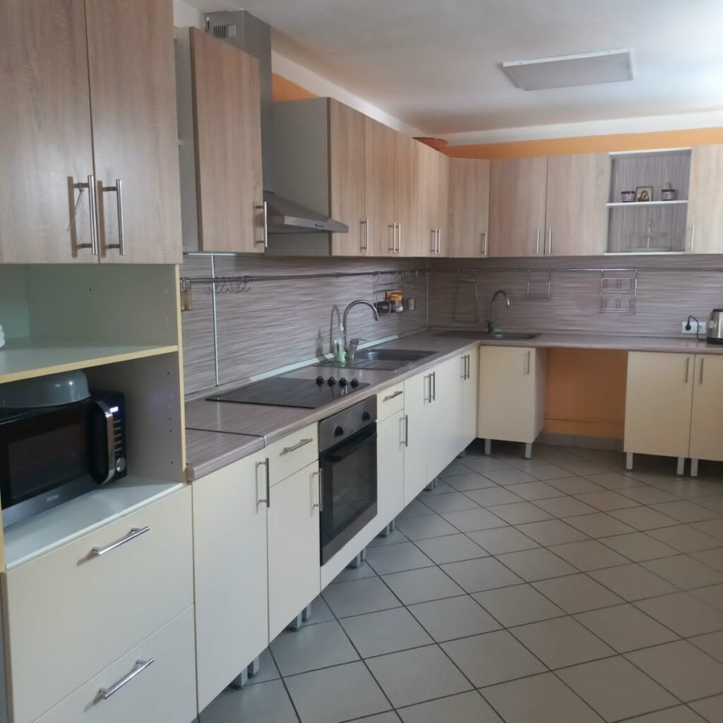 Гостевой дом 250 м² с беседкой и зоной барбекю до 25 гостей: кухонный гарнитур