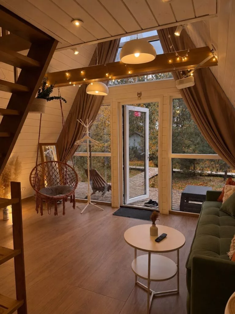 A-frame «Фауна» 46 м² с чаном и костровой чашей до 4 гостей: гостиная со вторым светом