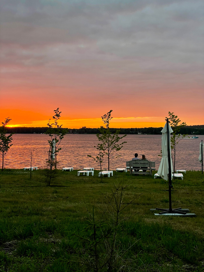 Свадебный арочный шатёр Sunset Bay с террасой на воде до 140 гостей: поляна у воды на закате