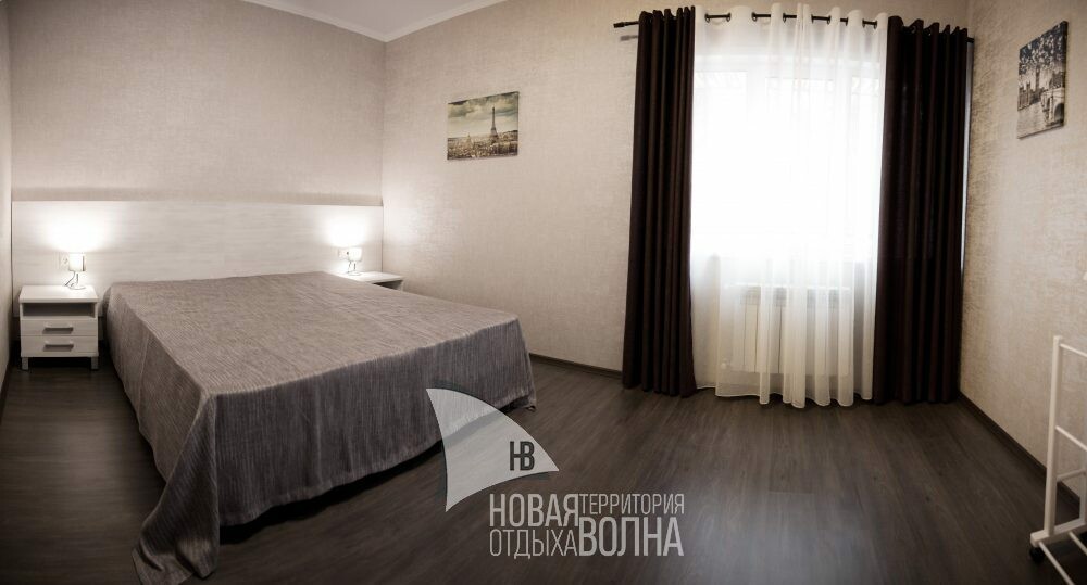 Двухэтажный коттедж «Лагуна» с балконом до 7 гостей: спальня на втором этаже