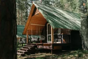 Деревянный домик-шале с качелями на террасе до 4 гостей