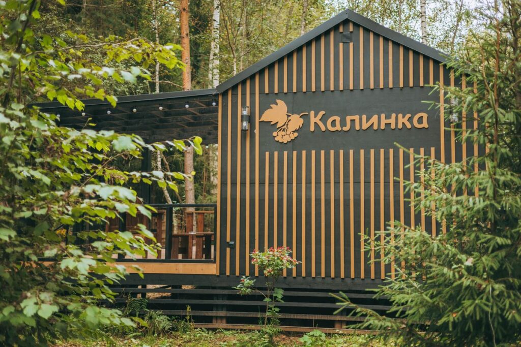 Барн с печью-камином и ванной у окна для двоих, два одинаковых домика: барн «Калинка» снаружи
