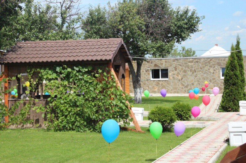 Беседки в саду у бассейна на 6, 10 и 15 человек: беседка, увитая зеленью